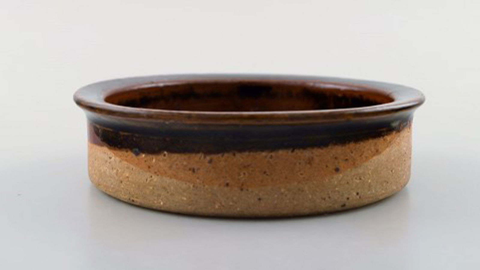 Helle Allpass (1932-2000). Low bowl of raw and glazed stoneware in brown shades. 1960 / 70's. - 4