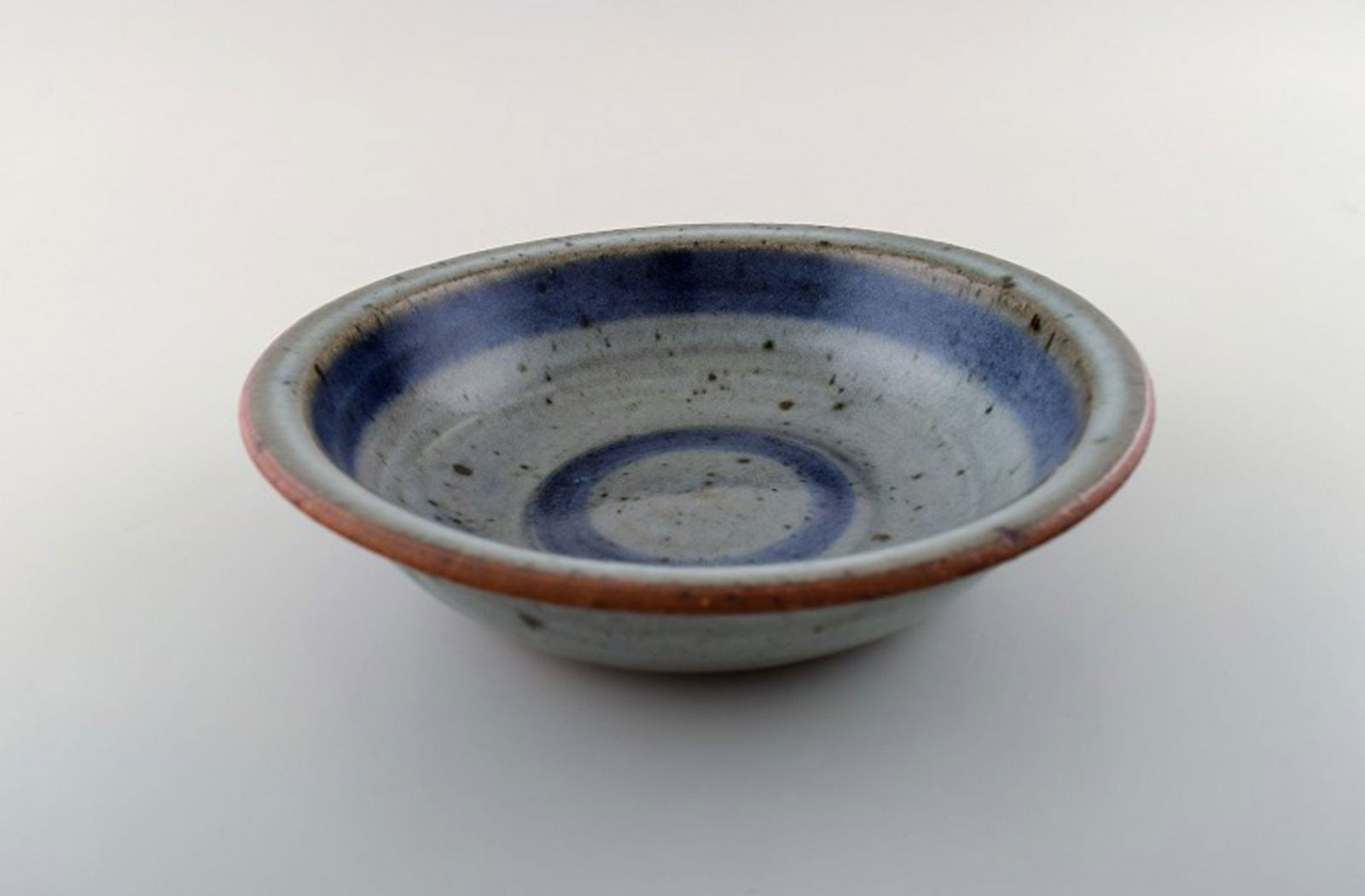 Helle Allpass (1932-2000). Low bowl of glazed stoneware in beautiful blue and grey glaze with iron: Title: Helle Allpass (1932-2000). Low bowl of glazed stoneware in beautiful blue and grey glaze with iron spots. 1960 / 70's. Description: Helle Allpass (1932-2000). Low bowl of glazed stoneware in be