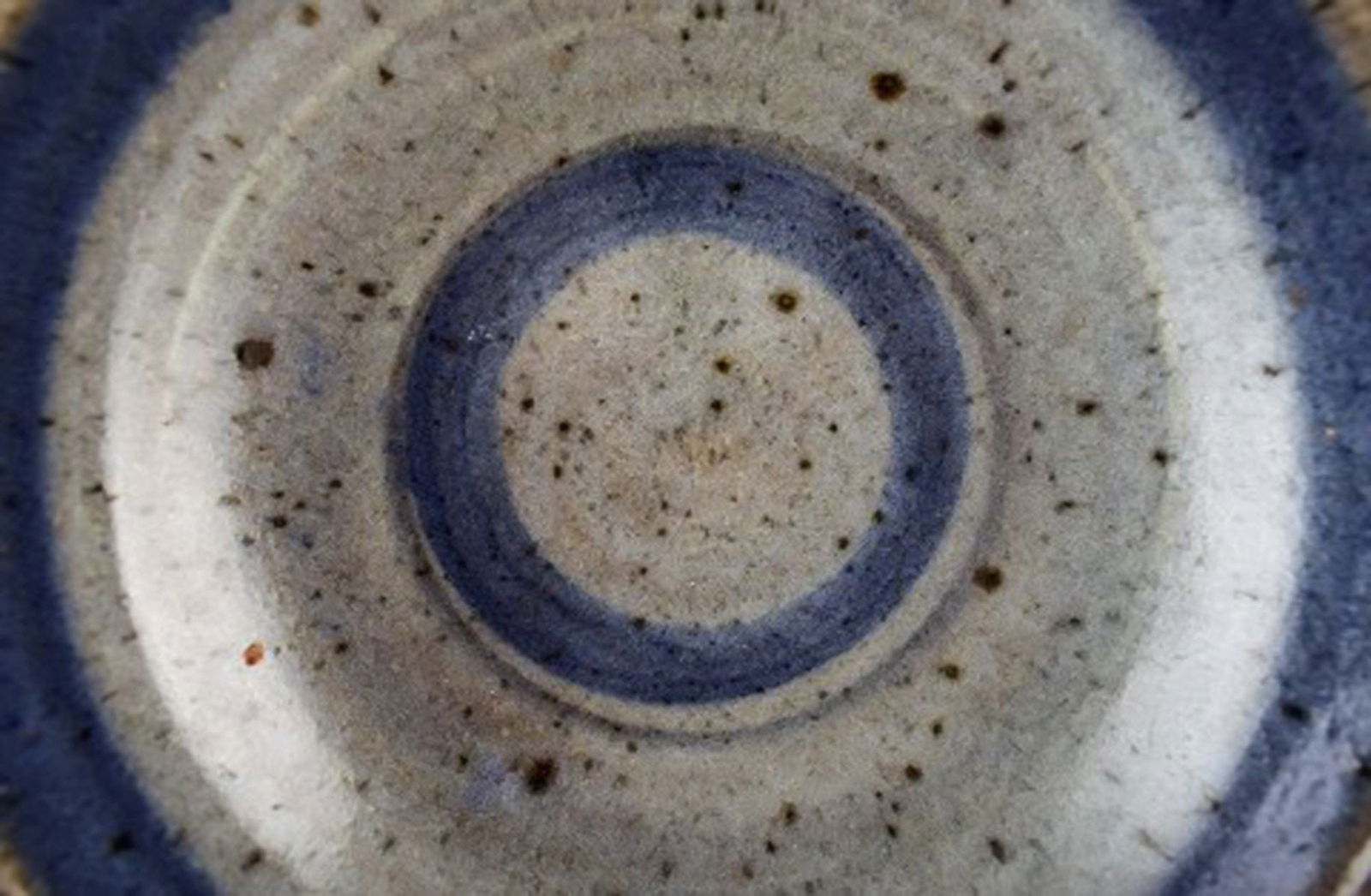 Helle Allpass (1932-2000). Low bowl of glazed stoneware in beautiful blue and grey glaze with iron - 4