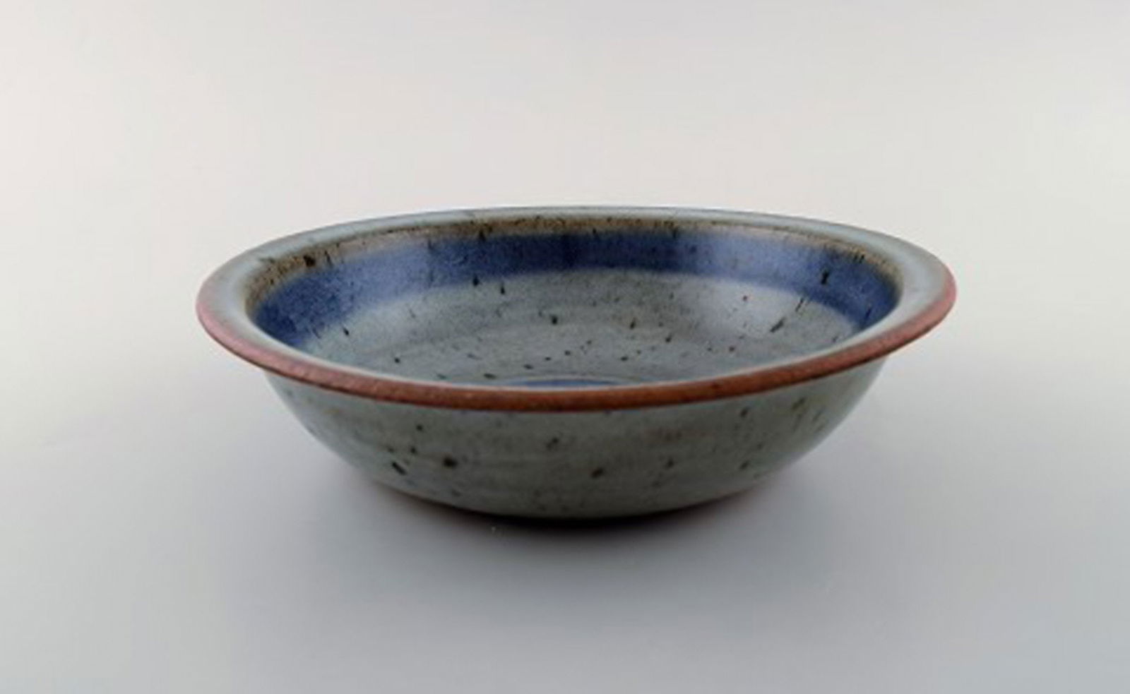 Helle Allpass (1932-2000). Low bowl of glazed stoneware in beautiful blue and grey glaze with iron - 5