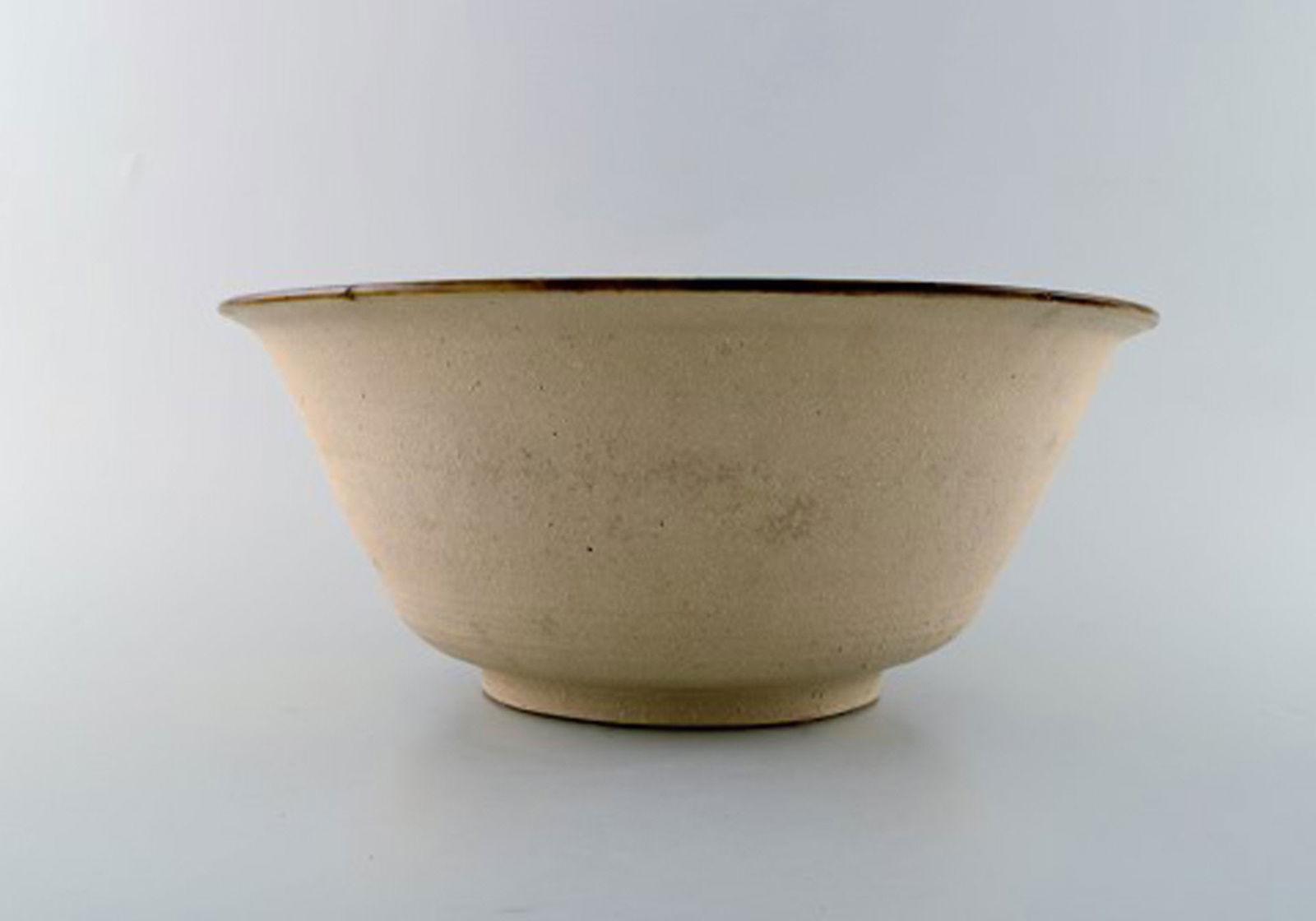 Ivy Lysdal, b. 1937. Danish ceramist and painter. Large unique bowl with uranium glaze. 1970's. - 3