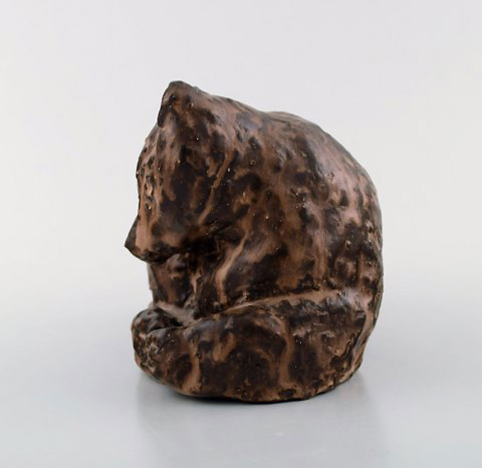 Scandinavian ceramist. Unique figure of brown bear in glazed stoneware. Mid 20th century. - 2