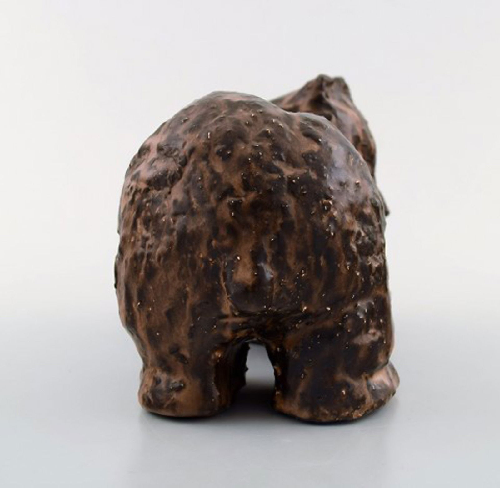 Scandinavian ceramist. Unique figure of brown bear in glazed stoneware. Mid 20th century. - 4