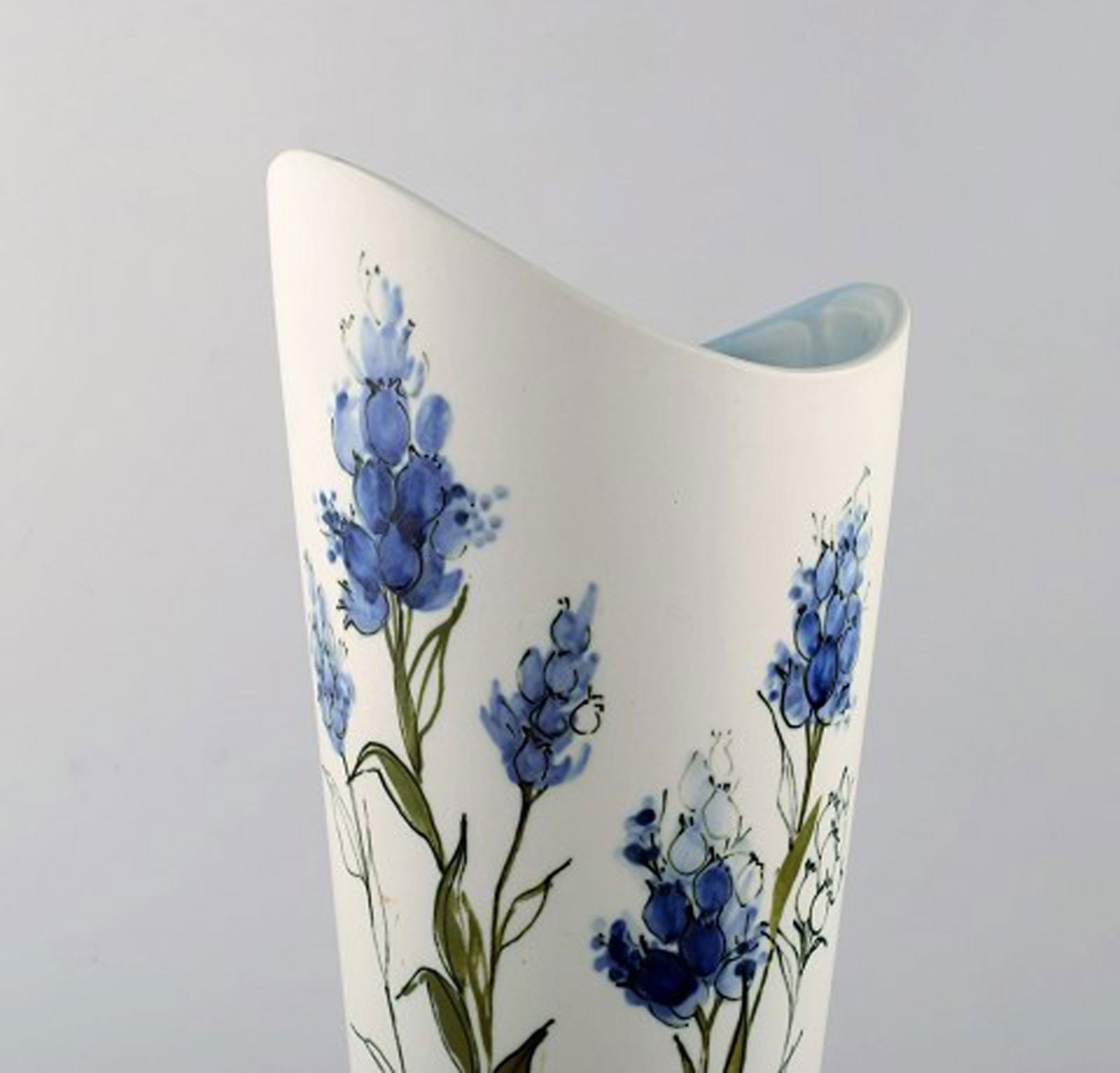 Hilkka-Liisa Ahola (1920-2009) for Arabia. Vase in glazed ceramic with floral motif. 1960's. - 2