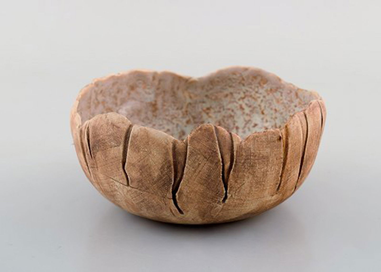 Lizzie Schnakenburg Thyssen (born 1925), Danish artist and ceramist. Unique ceramic bowl. Dated - 2