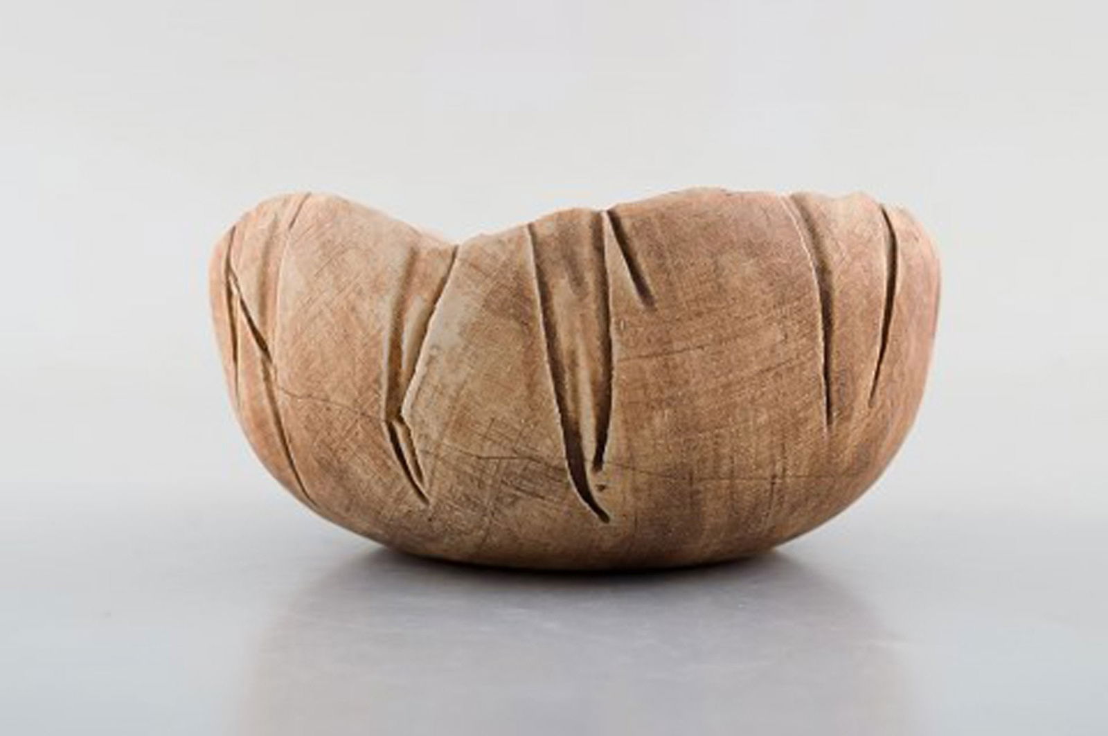 Lizzie Schnakenburg Thyssen (born 1925), Danish artist and ceramist. Unique ceramic bowl. Dated - 3
