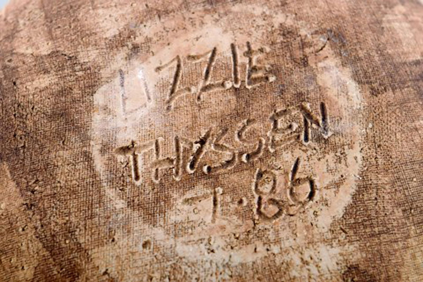 Lizzie Schnakenburg Thyssen (born 1925), Danish artist and ceramist. Unique ceramic bowl. Dated - 5