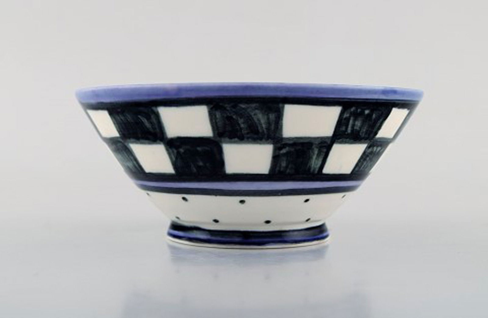 Danish ceramist. Unique bowl in hand-painted ceramics. Checkered design. Late 20th century. - 2