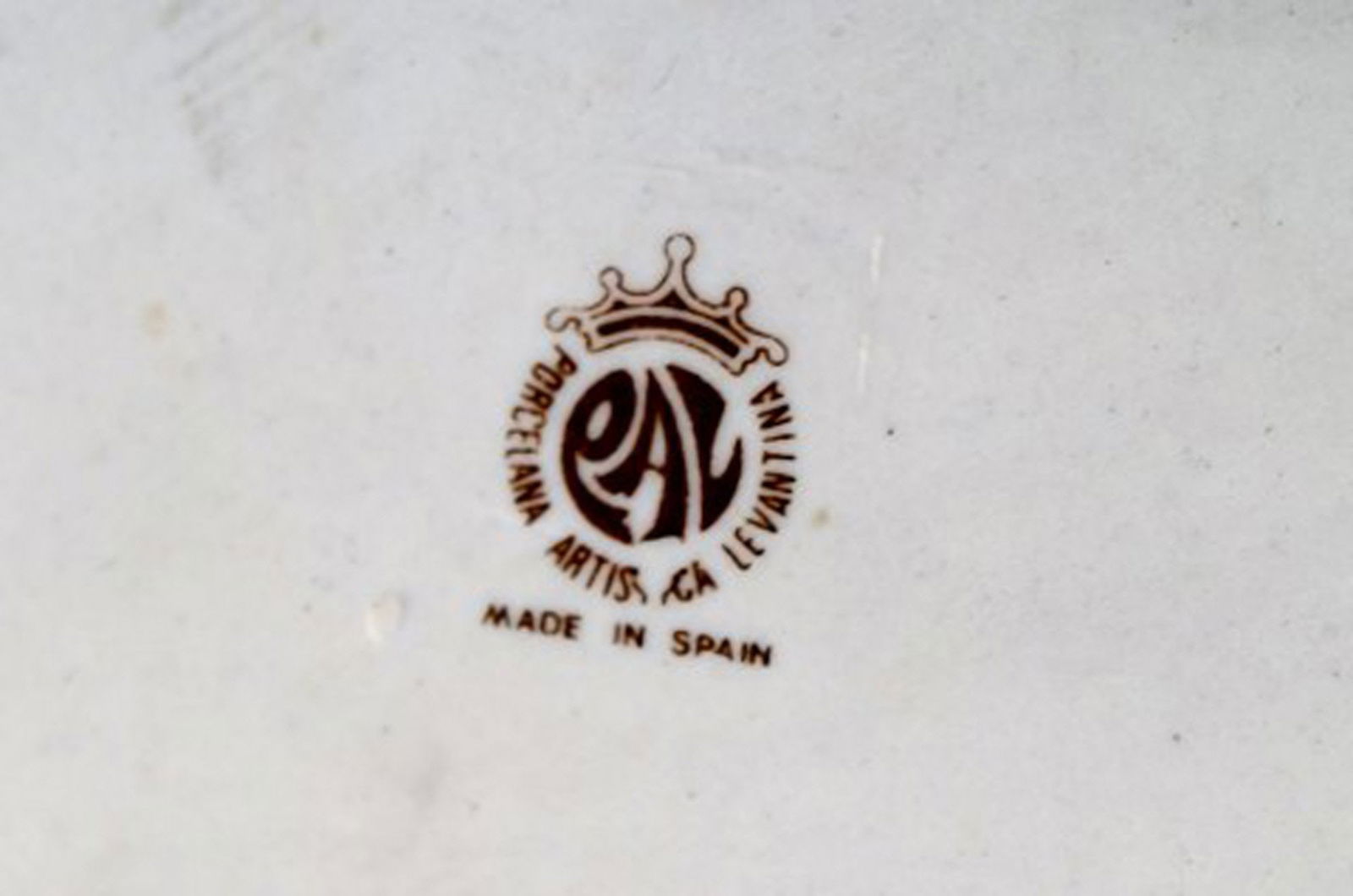 PAL, Spain. Large sculpture in glazed ceramics. Mother with daughter. 1980's. - 9