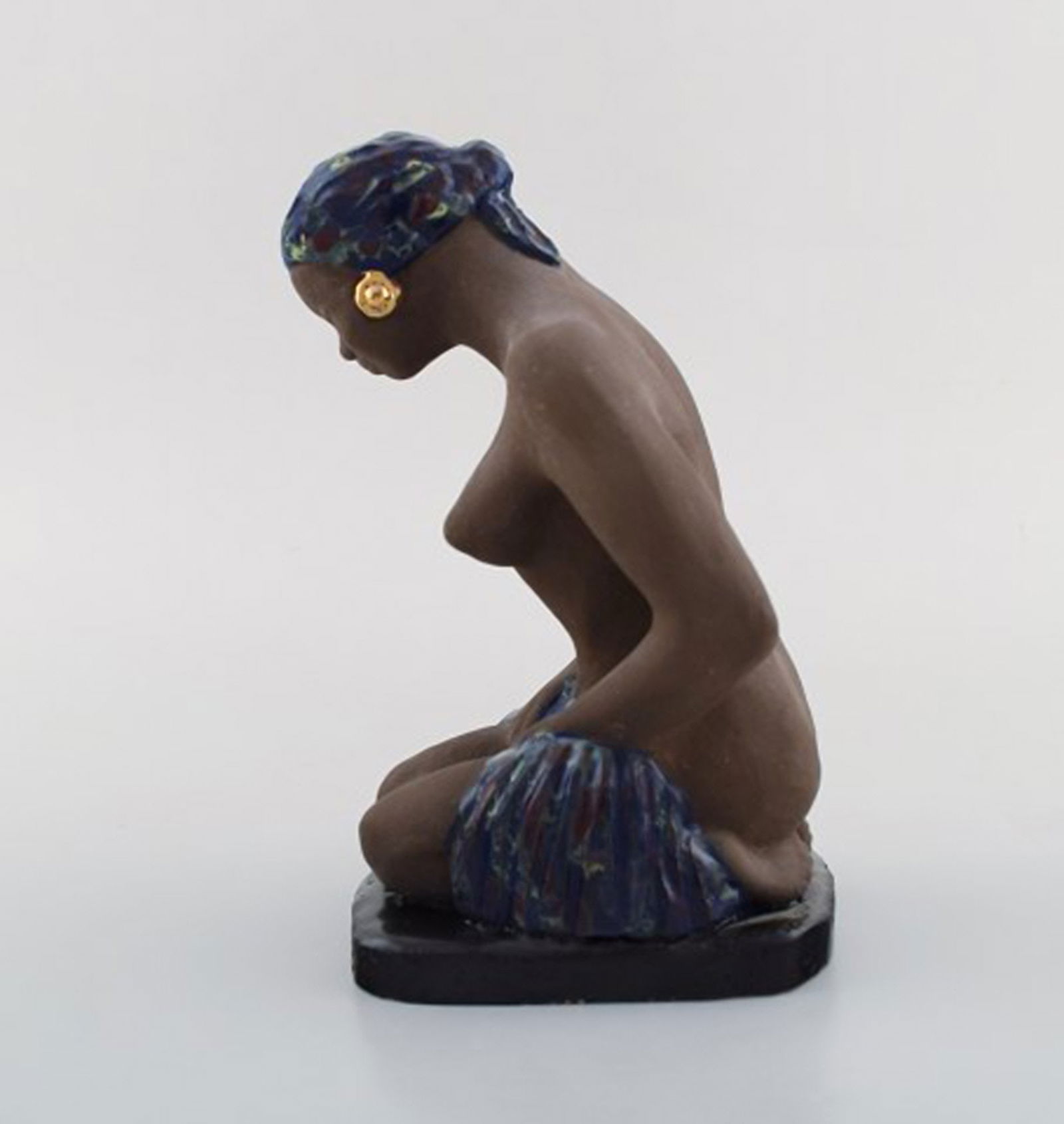 Bengt Wall, Sweden. Balinese girl in raw and glazed ceramics with gold decoration. 1950's. - 2