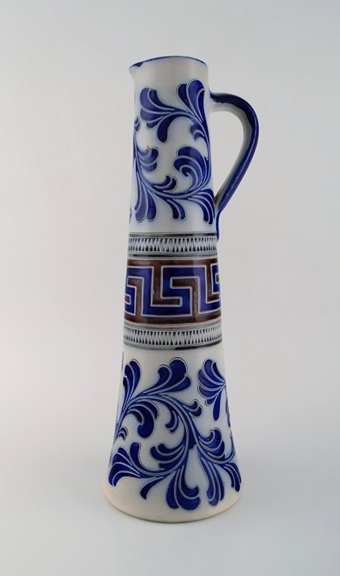 Zoller, Germany. Large beer mug in hand-painted ceramics. Mid-20th century. Measures: 41 x 14 cm. (1 of 5)