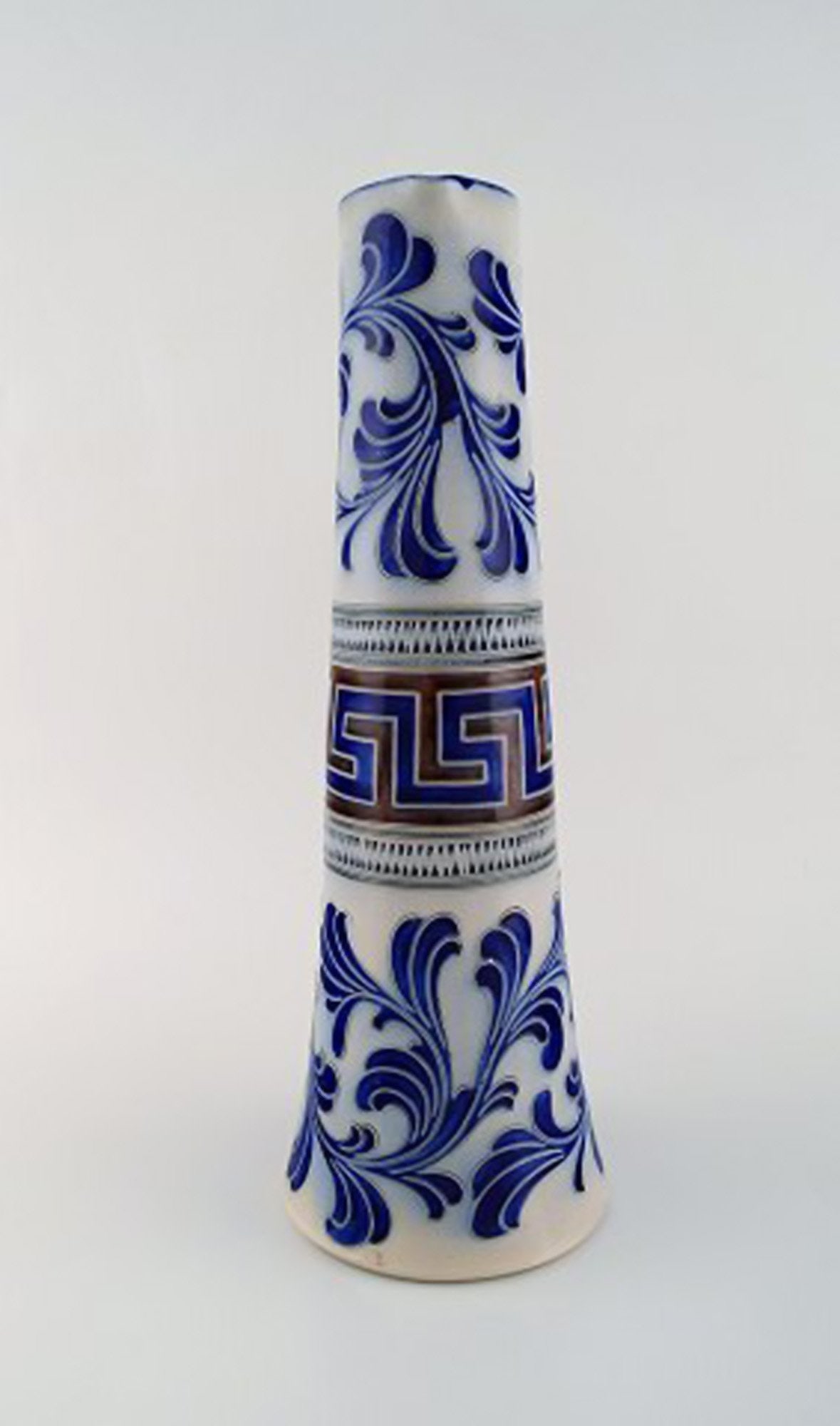 Zoller, Germany. Large beer mug in hand-painted ceramics. Mid-20th century. Measures: 41 x 14 cm. - 2