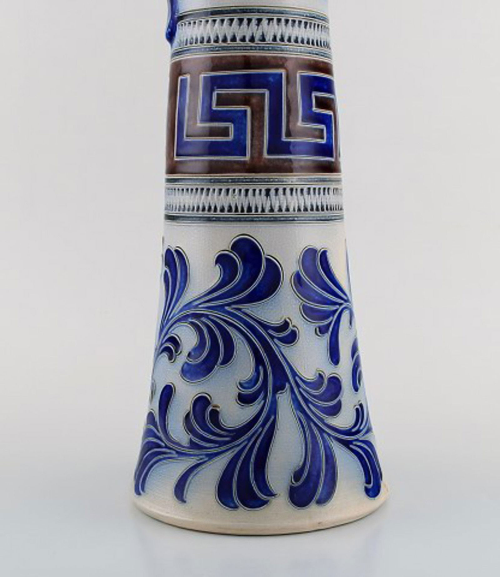 Zoller, Germany. Large beer mug in hand-painted ceramics. Mid-20th century. Measures: 41 x 14 cm. - 4