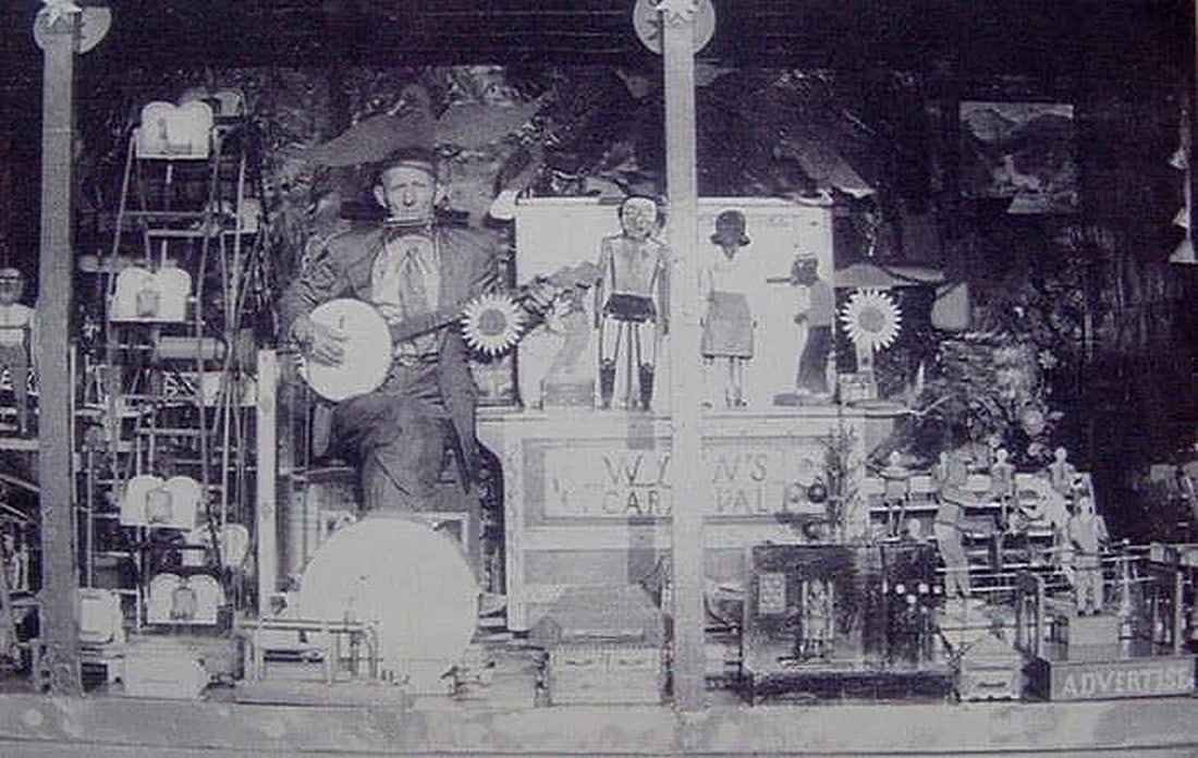 Historically Important Gus Wynn Tramp Art Box - 6