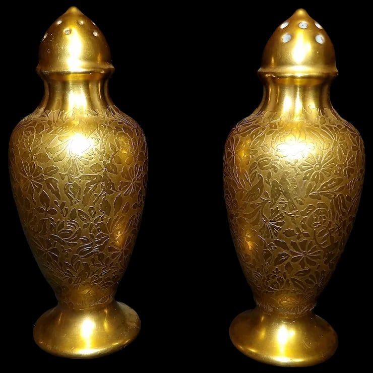 Pickard Daisy and Rose Gold Salt and Pepper Shakers: This pair of Pickard Daisy and Rose Gold Salt and Pepper Shakers is in excellent condition. No noted problems- both have stoppers- no loss of gold. Measure 4 ½” tall. Item id: ls009613 Colo