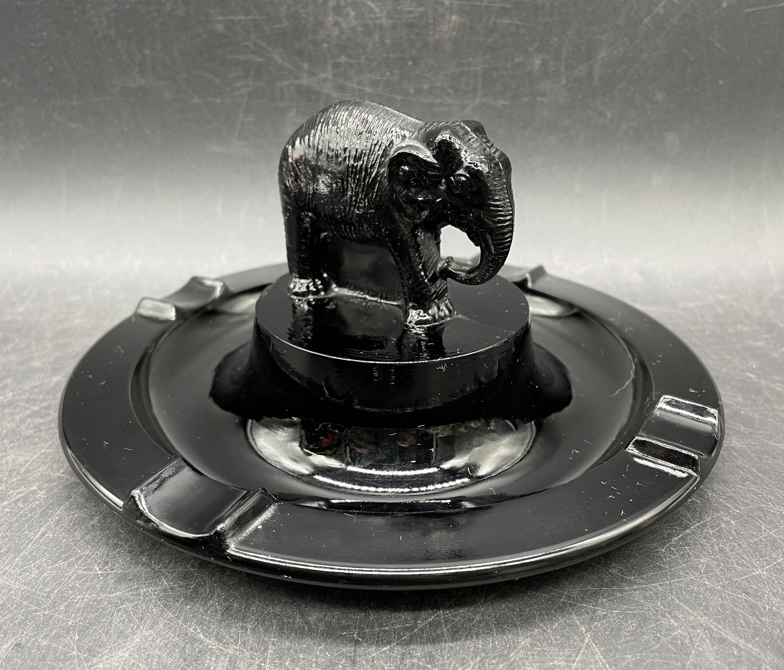 LE SMITH GLASS ELEPHANT ASHTRAY TRINKET DISH (1 of 8)