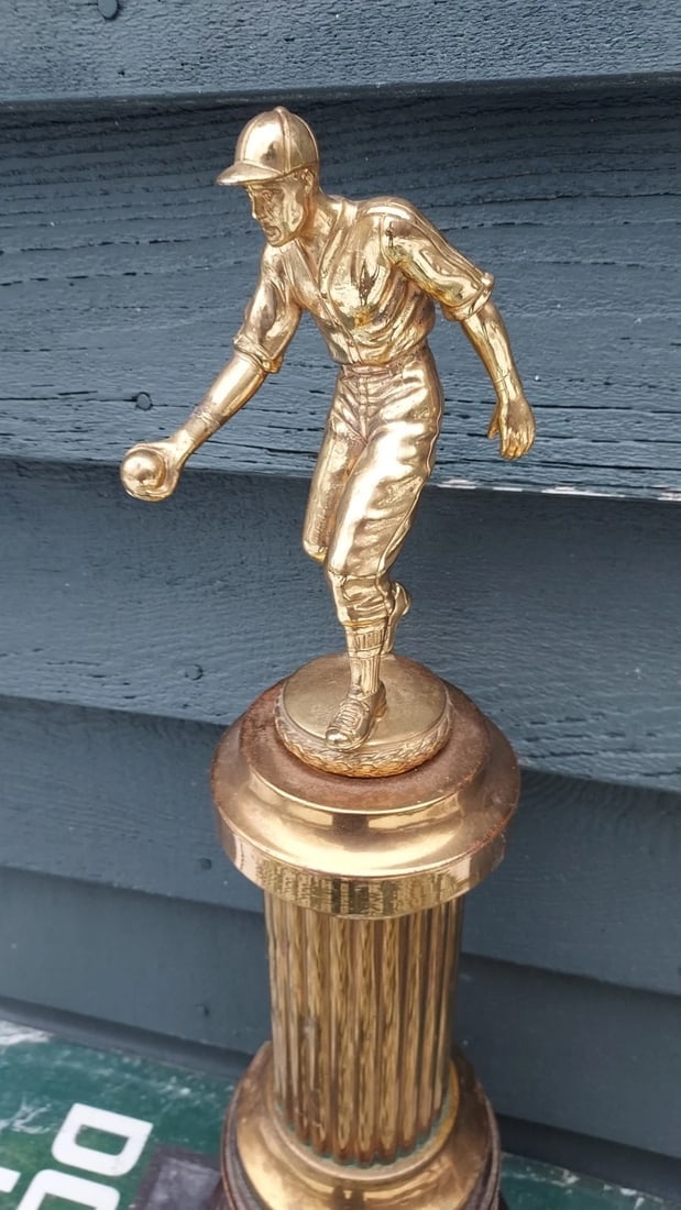Rare 1951 Mens Softball Trophy Figural Pitcher 21 Duvalette (1 of 3)
