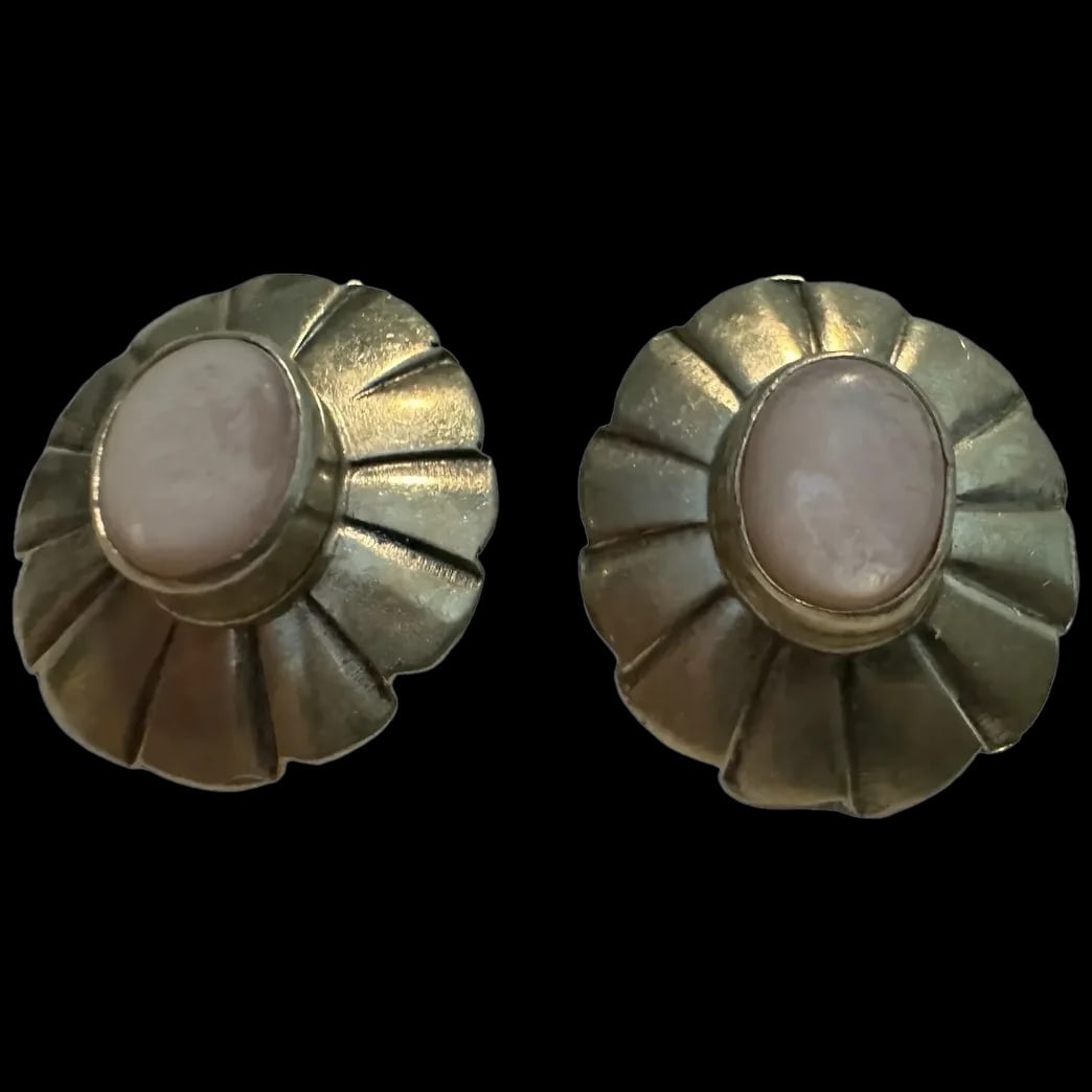 Vintage sterling silver & mother of pearl Zuni clip on earrings: Vintage sterling silver & mother of pearl Zuni clip on earrings native made clips are tight, they measure aprox 3/4 "long fine craftsmanship. Shipping: Domestic: Flat-rate of $5.00 to anywhere within