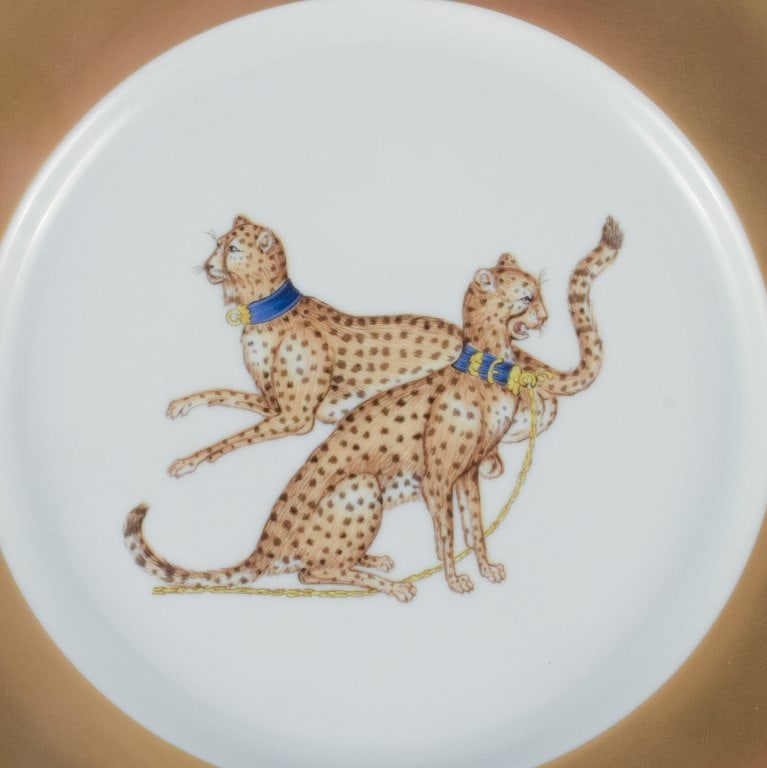 Porcelaine de Paris (Décor - Chasses Royales). Two cover plates hand decorated with cheetahs - 3