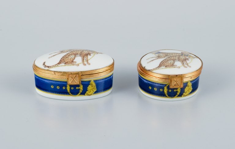 Porcelaine de Paris (Décor - Chasses Royales). Two small lidded boxes with brass inserts - 2