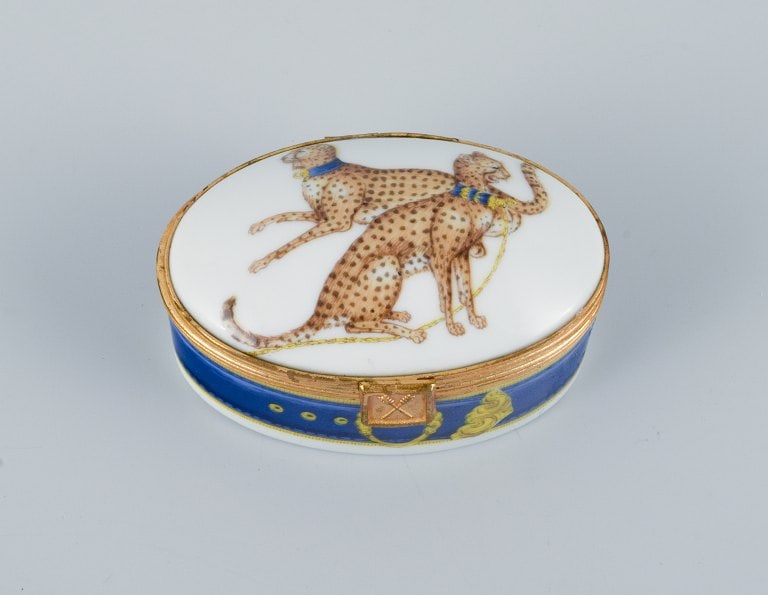 Porcelaine de Paris (Décor - Chasses Royales). Two small lidded boxes with brass inserts - 3