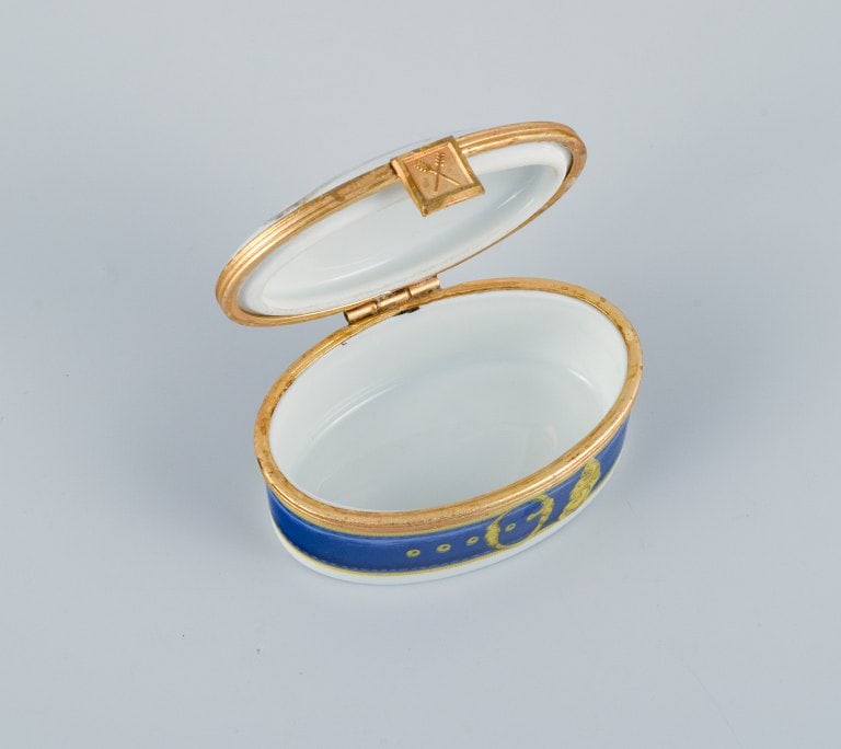 Porcelaine de Paris (Décor - Chasses Royales). Two small lidded boxes with brass inserts - 4