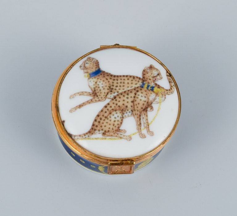 Porcelaine de Paris (Décor - Chasses Royales). Two small lidded boxes with brass inserts - 5