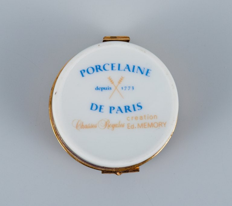 Porcelaine de Paris (Décor - Chasses Royales). Two small lidded boxes with brass inserts - 7