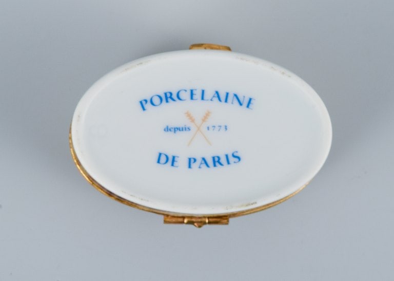 Porcelaine de Paris (Décor - Chasses Royales). Two small lidded boxes with brass inserts - 8