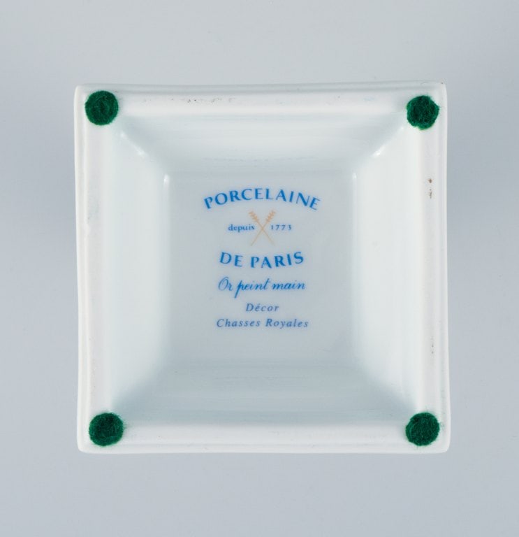 Porcelaine de Paris (Décor - Chasses Royales). Candlestick and small bowl hand-decorated with - 7