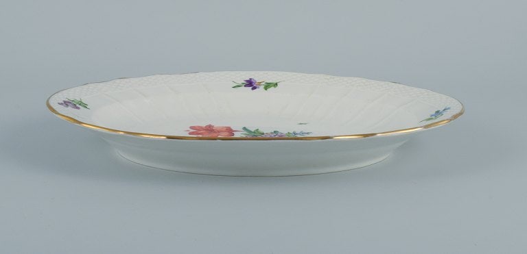 Royal Copenhagen, Saxon Flower. Oval serving dish in hand-painted porcelain with flowers and gold - 2