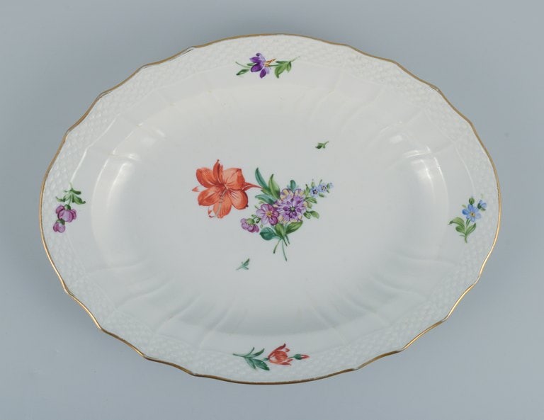 Royal Copenhagen, Saxon Flower. Oval serving dish in hand-painted porcelain with flowers and gold - 3