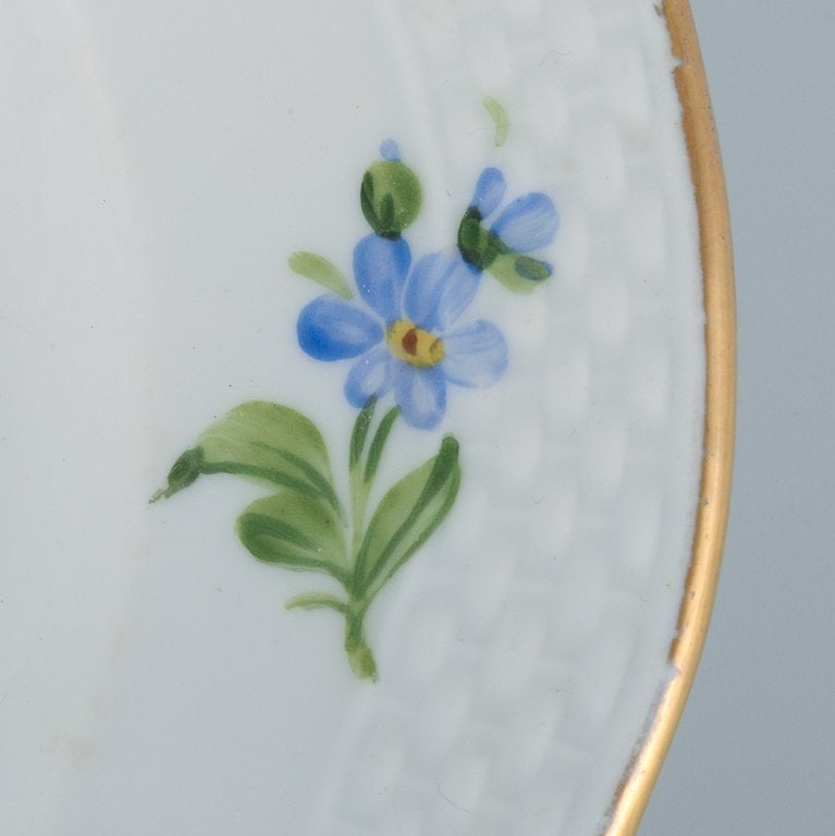 Royal Copenhagen, Saxon Flower. Oval serving dish in hand-painted porcelain with flowers and gold - 5