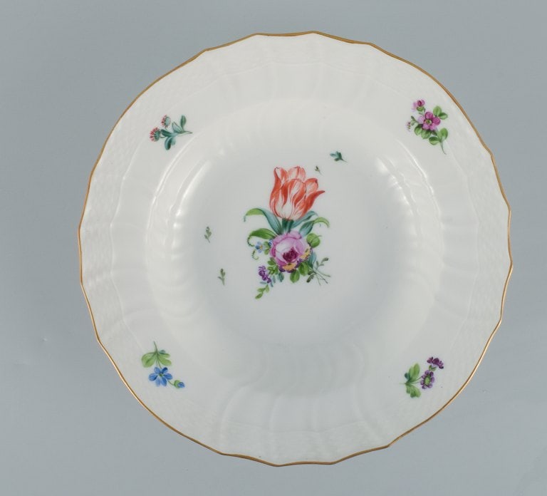 Royal Copenhagen Saxon Flower. Six deep plates in hand-painted porcelain with flowers and gold - 4