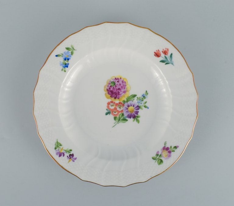 Royal Copenhagen Saxon Flower. Four dinner plates in hand-painted porcelain with flowers and gold - 3