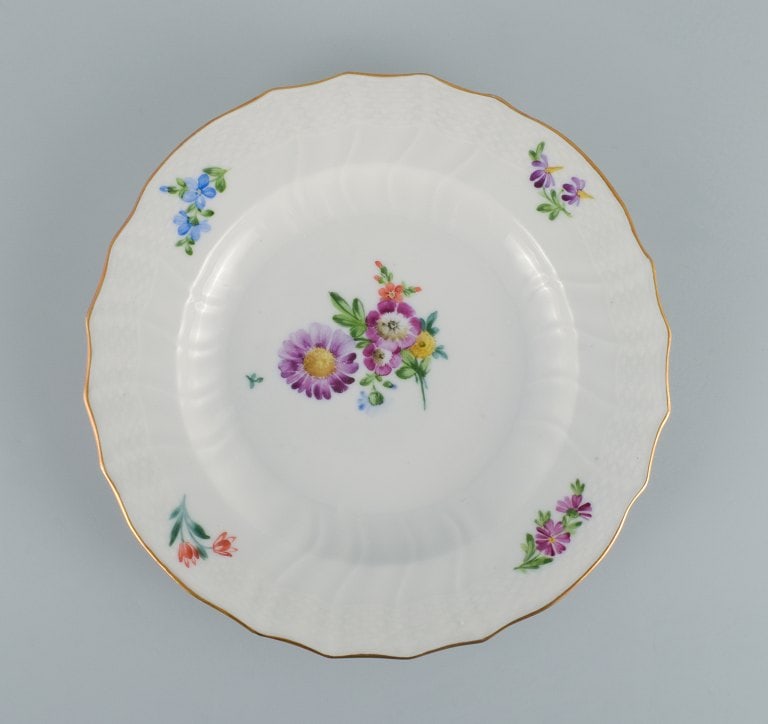 Royal Copenhagen Saxon Flower. Four dinner plates in hand-painted porcelain with flowers and gold - 5
