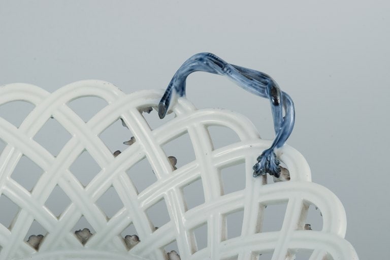 Meissen, Germany. Rare and early Meissen bowl with pierced rim, handle in the form of branches and - 5