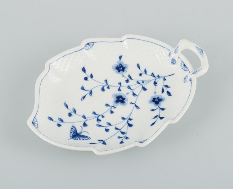 Bing og Grøndahl. Kipling and Butterfly. A clam-shaped bowl and a leaf-shaped dish. - 2