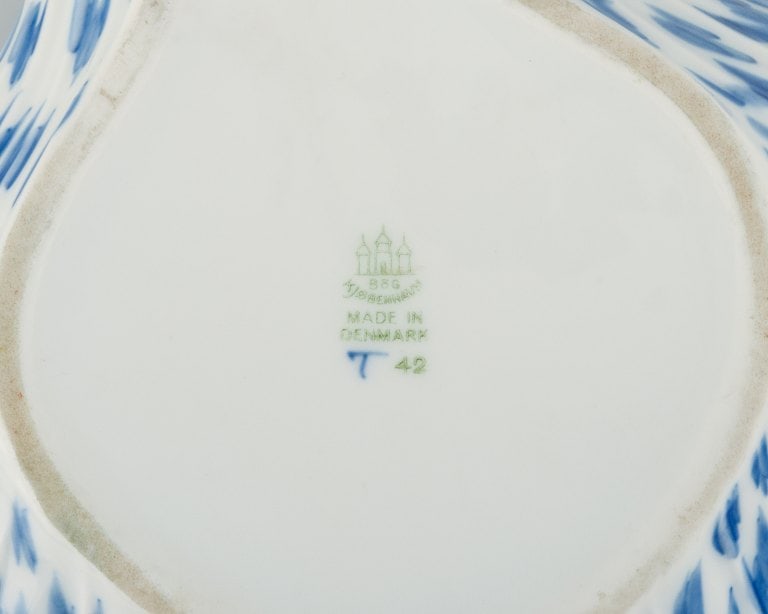 Bing og Grøndahl. Kipling and Butterfly. A clam-shaped bowl and a leaf-shaped dish. - 5