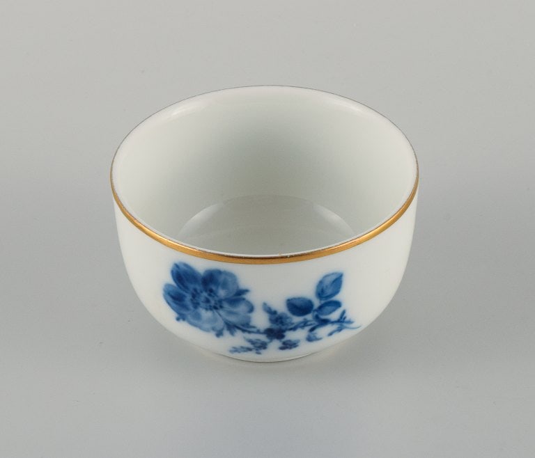 Meissen, two bowls hand painted with blue flowers and gold rim. Late 19th century. - 4
