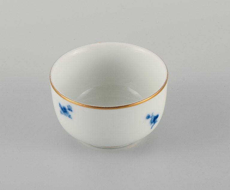 Meissen, two bowls hand painted with blue flowers and gold rim. Late 19th century. - 5