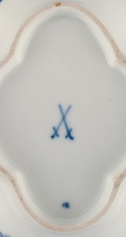 Meissen, two bowls hand painted with blue flowers and gold rim. Late 19th century. - 7