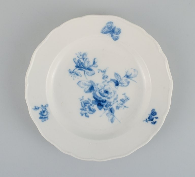 Four antique Meissen dinner plates. Hand painted with various blue flowers and butterflies. - 2