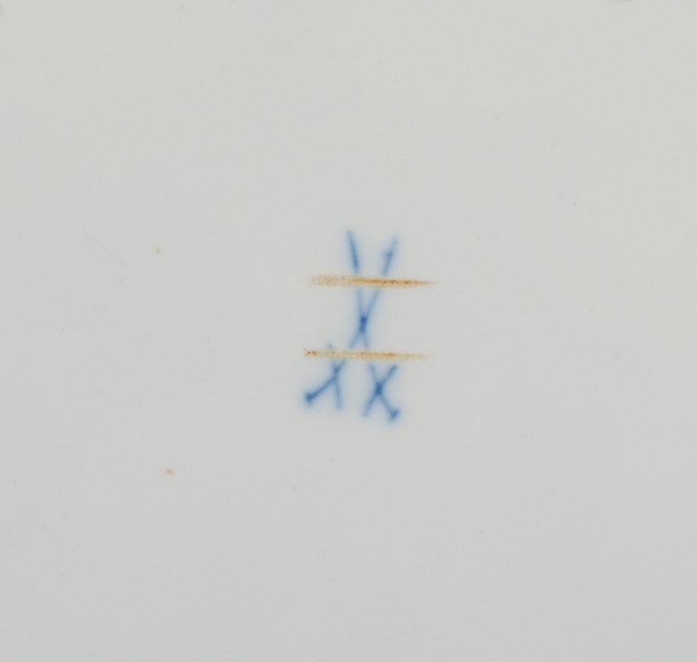 Four antique Meissen dinner plates. Hand painted with various blue flowers and butterflies. - 6