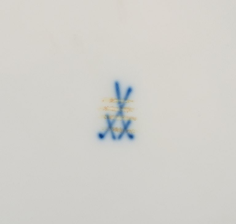 Four antique Meissen dinner plates. Hand painted with various blue flowers and butterflies. - 7