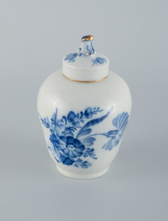 Royal Copenhagen, Royal Blue Flower curved Tea box with gold decoration. - 2
