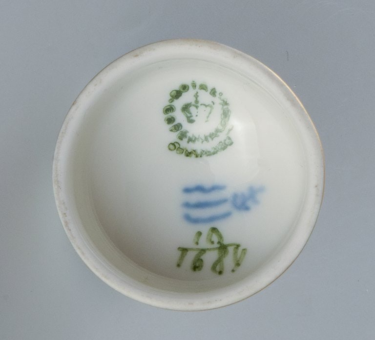 Royal Copenhagen, Royal Blue Flower curved Tea box with gold decoration. - 3