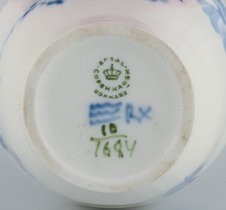 Royal Copenhagen, Royal Blue Flower curved Tea box with gold decoration. - 4