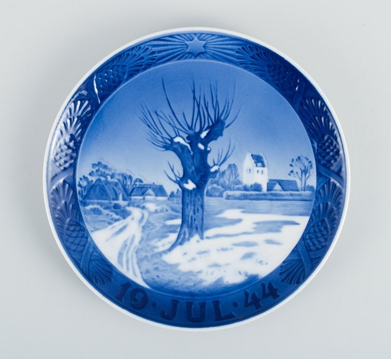 Royal Copenhagen Christmas plate from 1944.: Title: Royal Copenhagen Christmas plate from 1944. Description: Royal Copenhagen Christmas plate from 1944. Diameter: 18 cm. In excellent condition. 1st factory quality. Marked. Reserve: $252.00 Ship