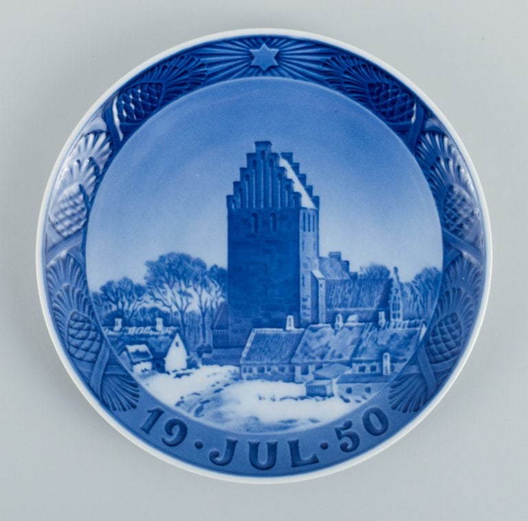 Royal Copenhagen Christmas plate from 1950.: Title: Royal Copenhagen Christmas plate from 1950. Description: Royal Copenhagen Christmas plate from 1950. Diameter: 18 cm. In excellent condition. 1st factory quality. Marked. Reserve: $70.00 Shipp